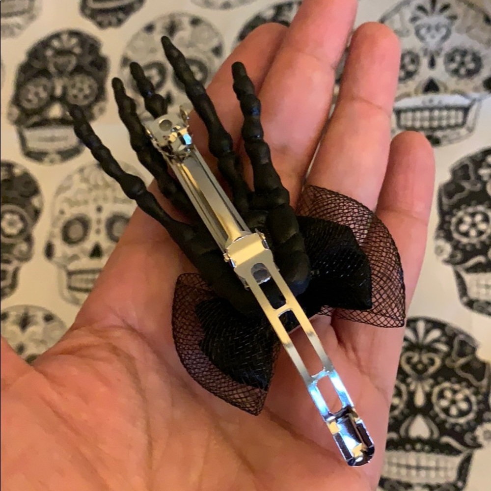 Black skeleton hand hair clip with blue jewel 💎 - Picture 15 of 16